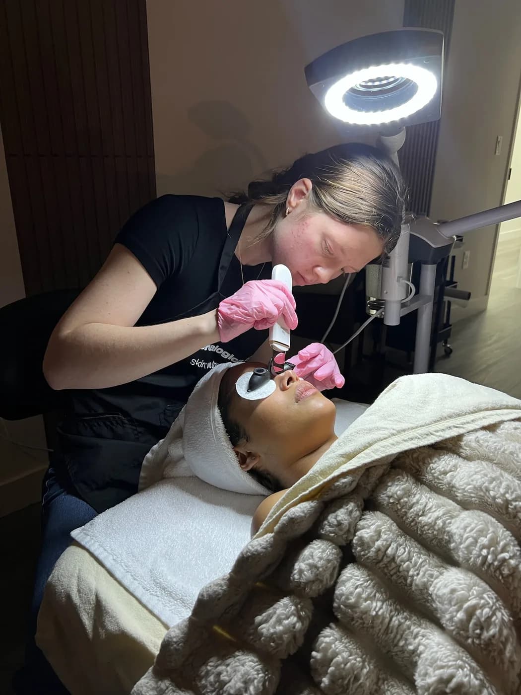 Extraction under a ring light in the Facial Specialist program