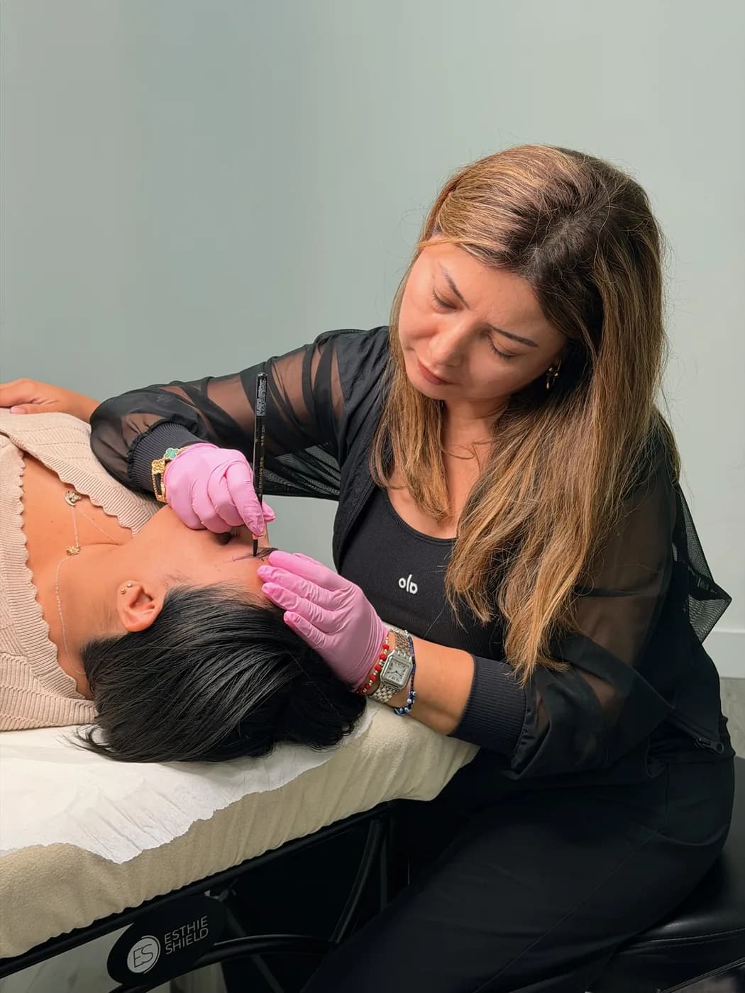 Brow pigment application in the Permanent Makeup course